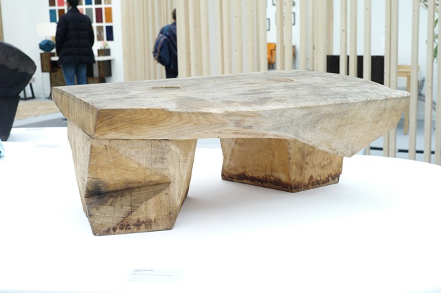 ロシアから出品された木製テーブル。